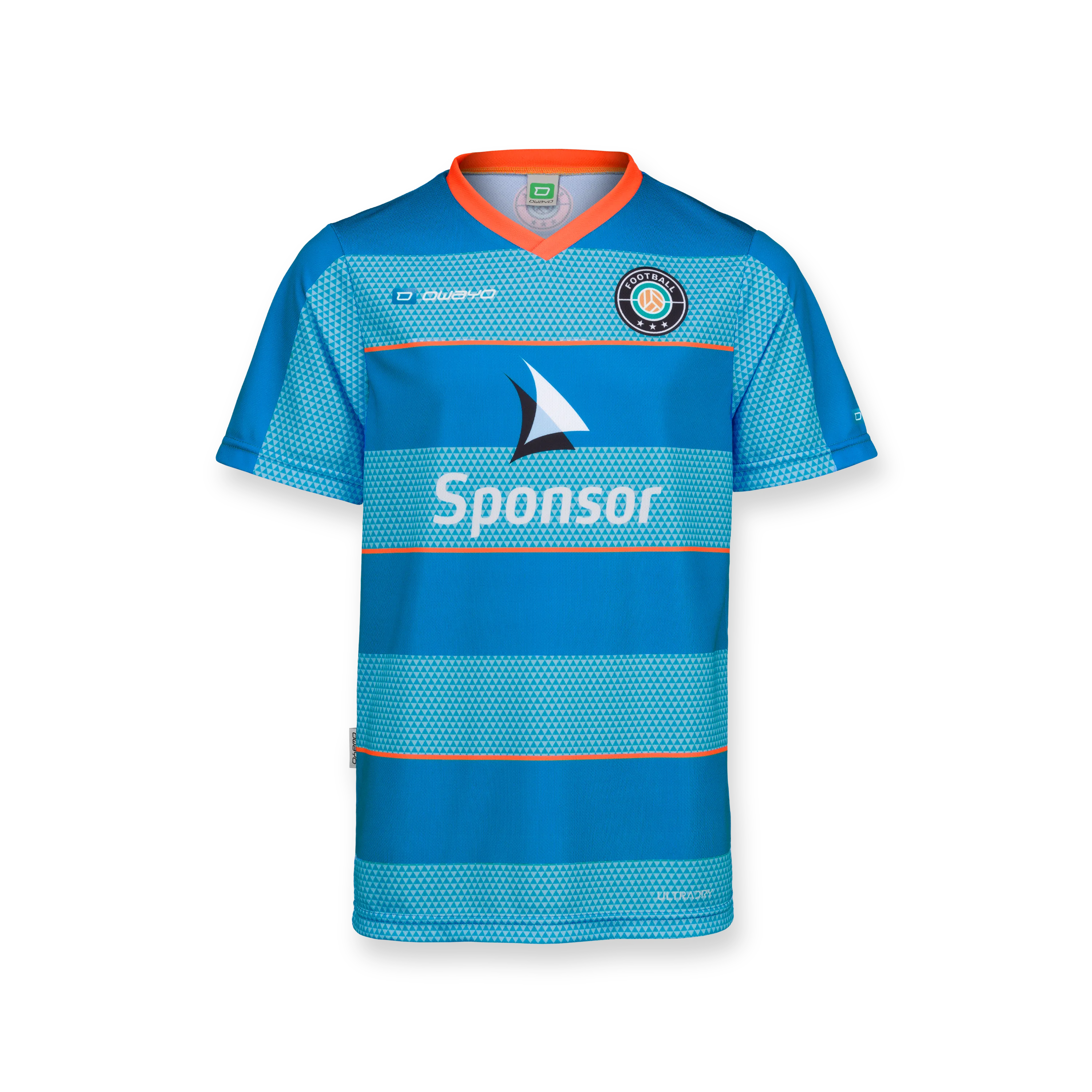 Una camiseta azul para niños con cuello naranja y rayas horizontales, que muestra un logo de patrocinador en el frente.