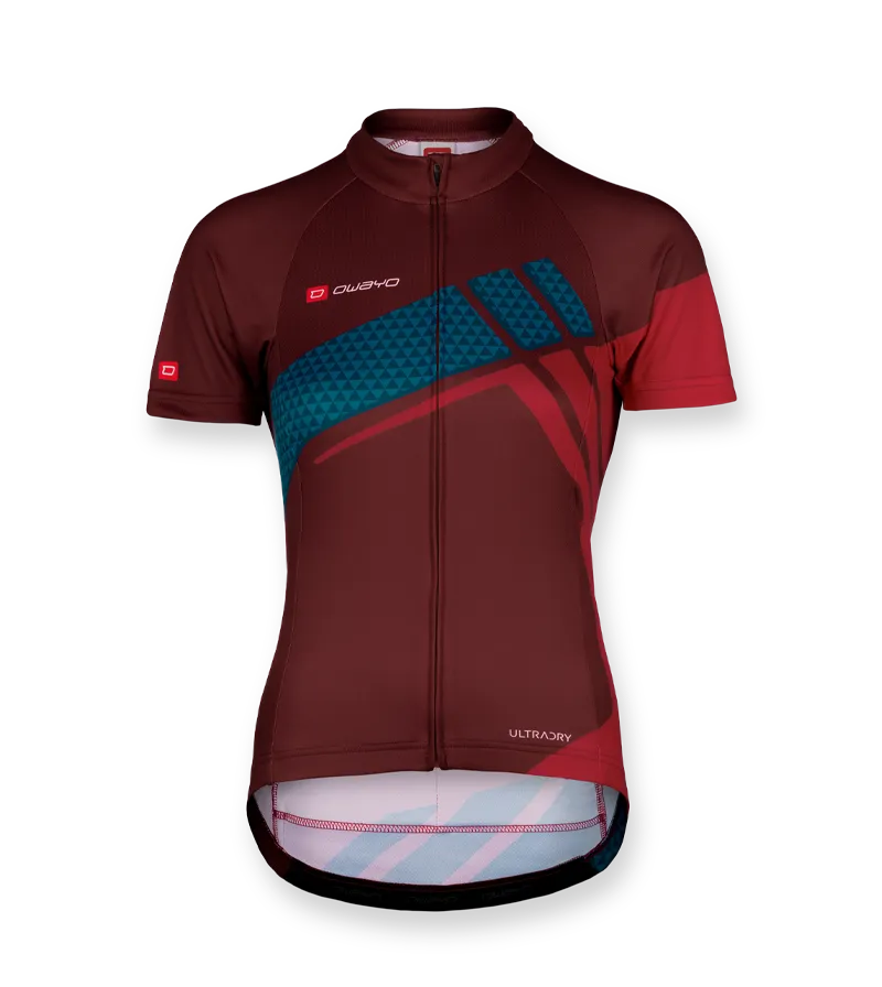 Una camiseta de ciclismo para mujer roja con patrones geométricos azules y rojos y una cremallera delantera.