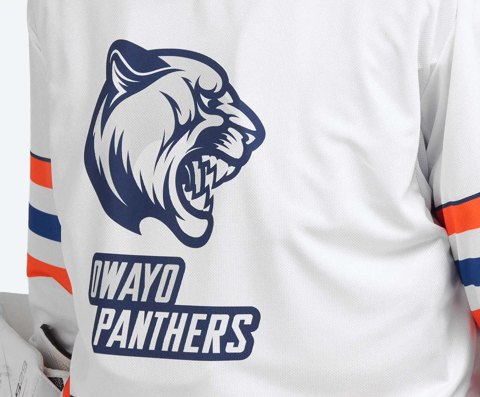 Una camiseta deportiva blanca con una gran cabeza de tigre impresa y el texto 'owayo PANTHERS' en letras azules en la parte posterior.