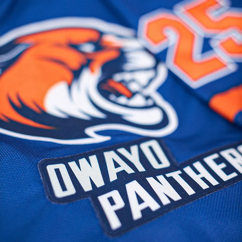 Primer plano de una camiseta de hockey sobre hielo azul con un logo de tigre y el número 25.