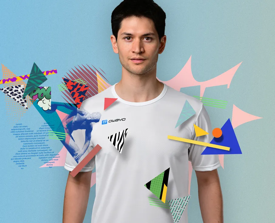 Un hombre lleva una camiseta blanca de manga corta con el logotipo 'owayo' en el pecho, rodeado de formas geométricas y patrones coloridos.
