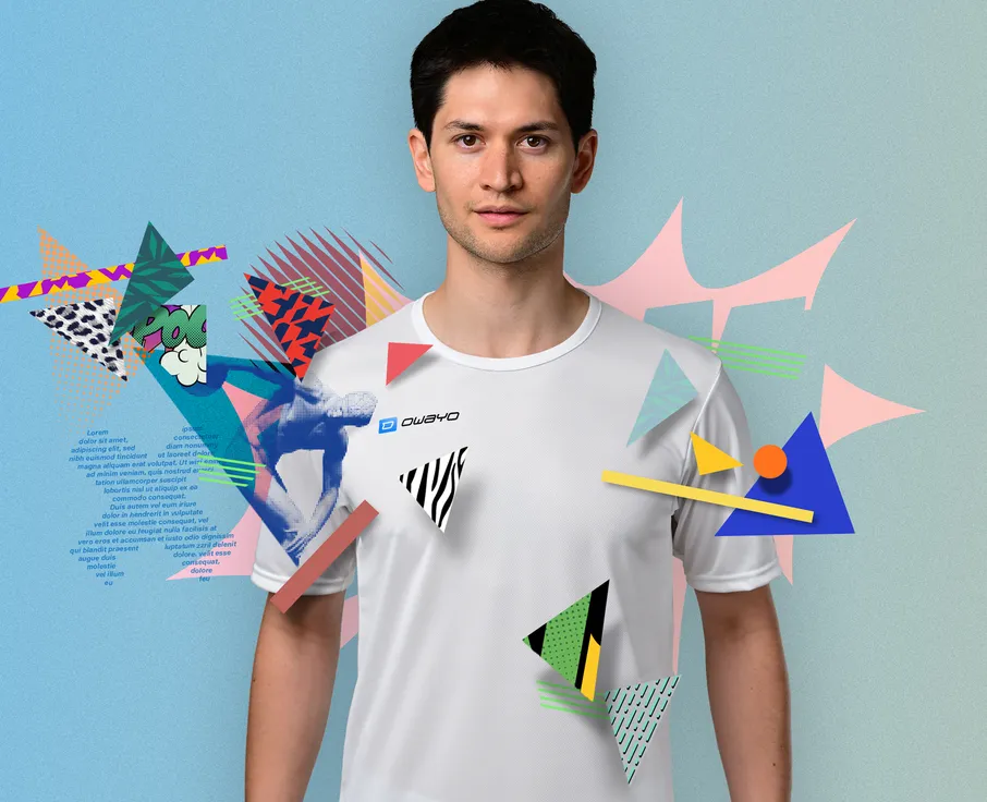 Un joven lleva una camiseta deportiva blanca con elementos gráficos de fondo.