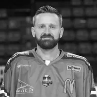 Un hombre con barba lleva una camiseta de hockey con varios logotipos de patrocinadores, incluido el logotipo de owayo.