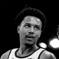 Un hombre con un jersey deportivo personalizado de owayo, capturado en blanco y negro.