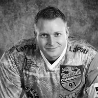 Un hombre vistiendo una camiseta deportiva con estampado, con varios logos de patrocinadores, incluyendo Red Bull y LaPati, y el texto 'owayo' en el pecho.