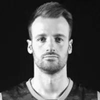 Un hombre vistiendo una camiseta deportiva oscura de cuello en V, representando ropa deportiva personalizada.