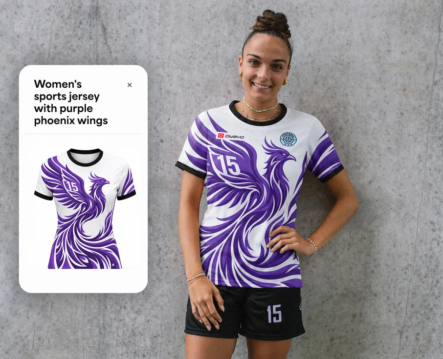 Una mujer viste una camiseta deportiva blanca con un diseño de fénix púrpura y el número 15, mientras está de pie frente a una pared gris.