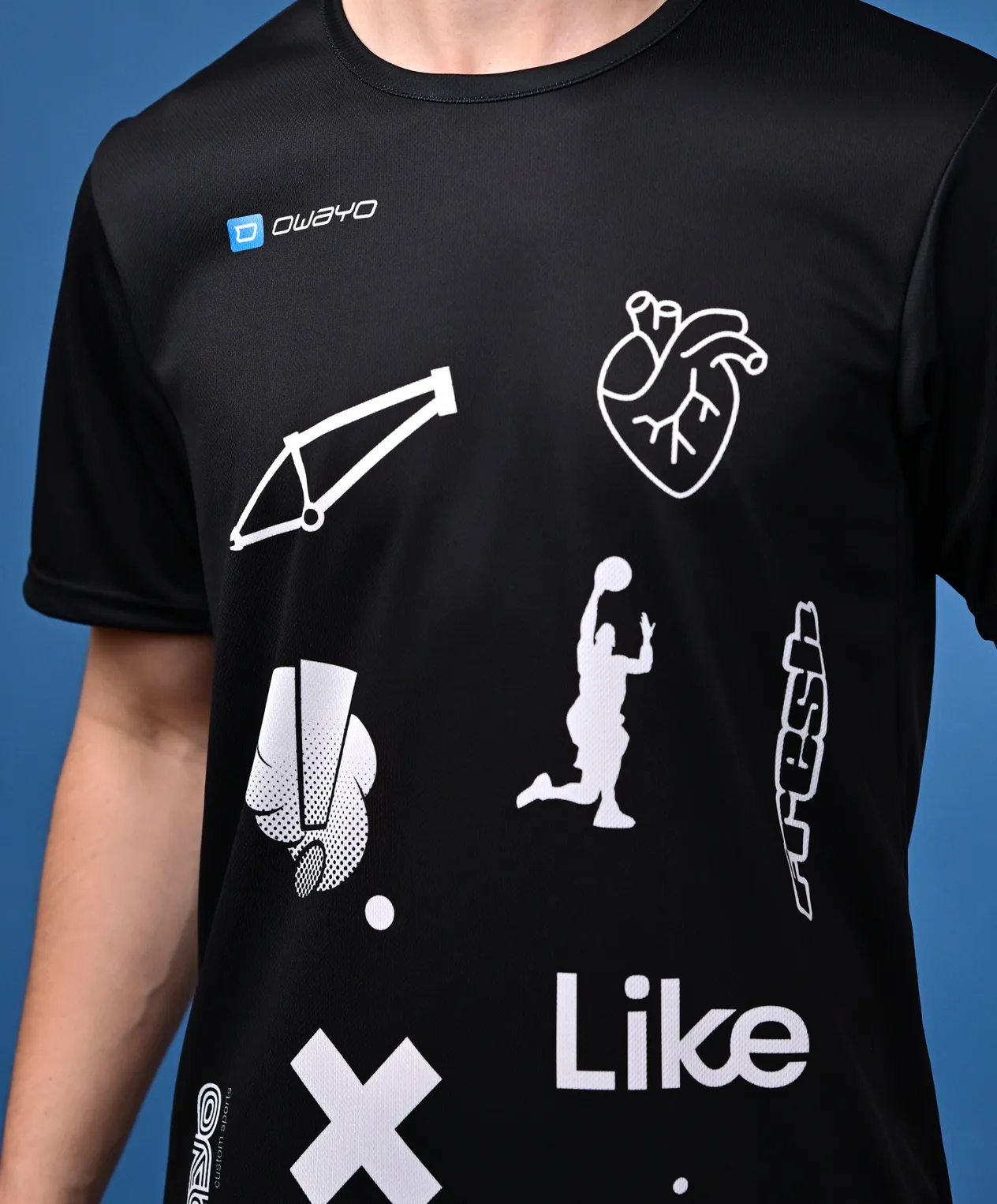 Una camiseta deportiva negra con diseños gráficos en blanco, que incluyen símbolos de baloncesto, un latido del corazón y otros elementos deportivos.