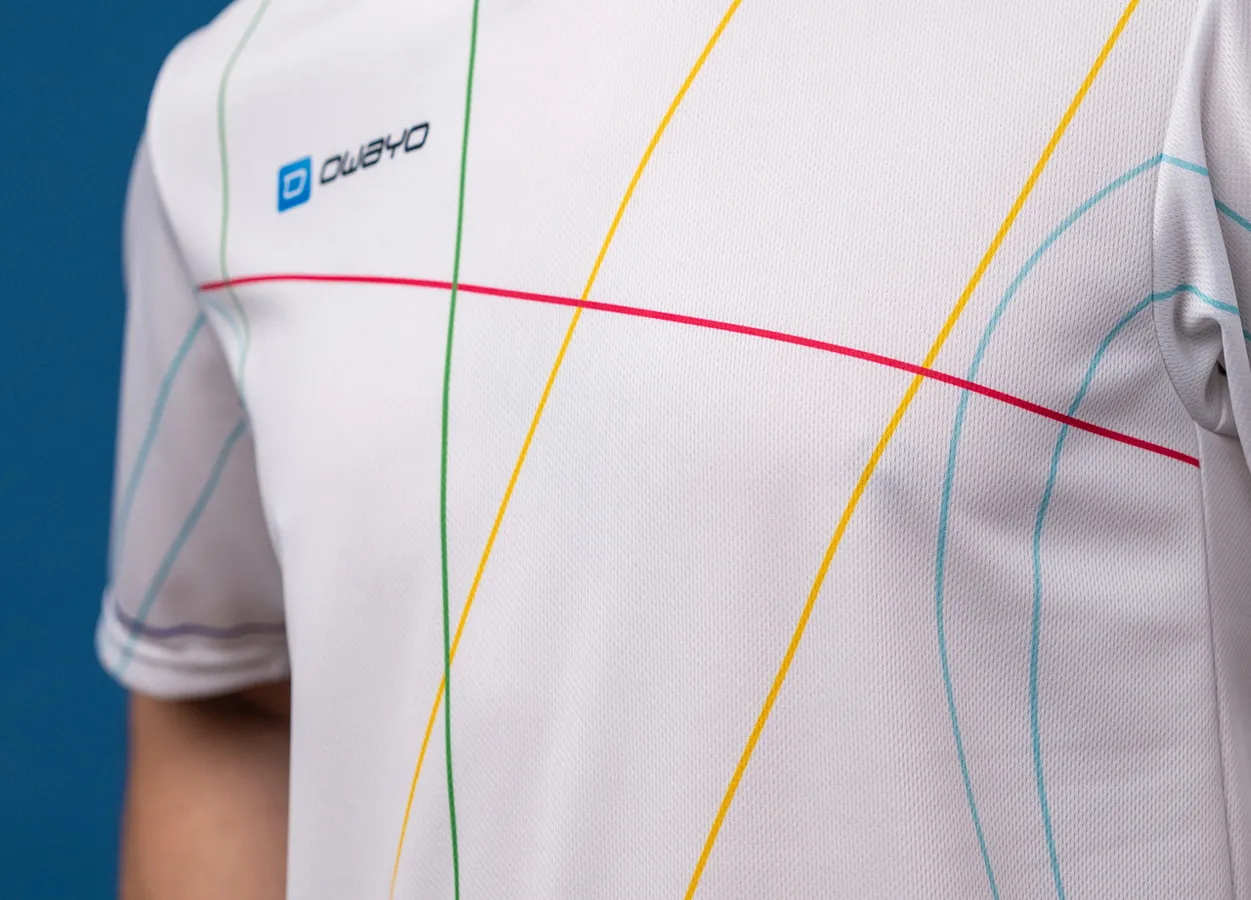 Una vista cercana de una camiseta deportiva blanca con líneas de colores en rojo, amarillo, verde y azul.