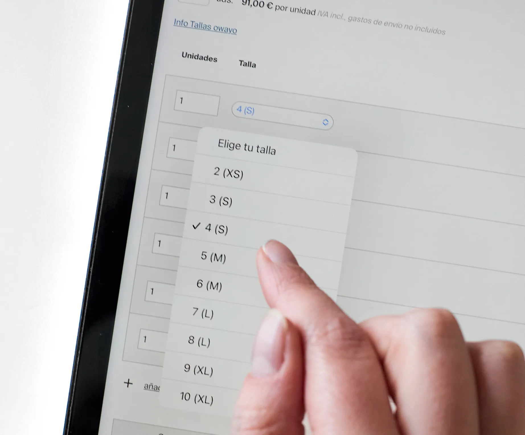 Una mano selecciona un tamaño de un menú desplegable en una página web para pedir ropa deportiva personalizada.