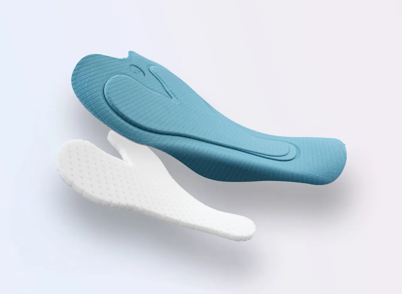 Dos almohadillas para los pies en azul y blanco, con una superficie antideslizante y forma ergonómica.