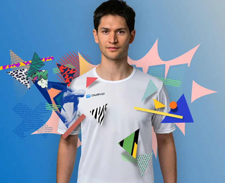 Un hombre lleva una camiseta deportiva blanca y está de pie frente a un fondo gráfico colorido.